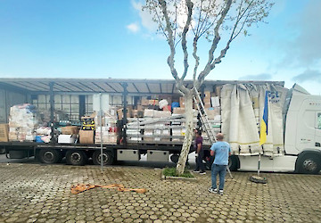 Carregamento de donativos parte de Lagos para ajudar o povo ucraniano