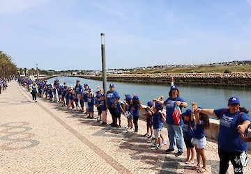 Comunidade escolar de Lagos forma "Corrente do Oceano"