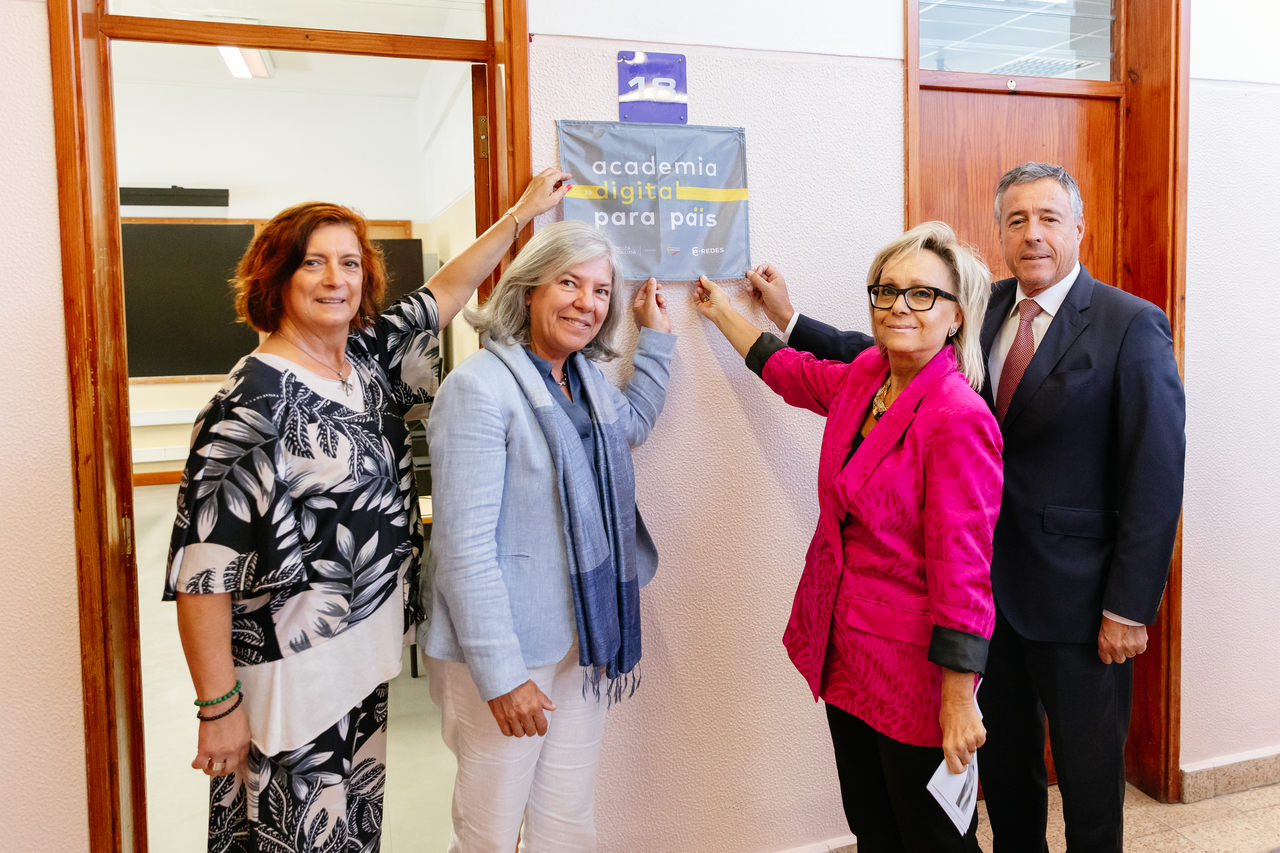 Escola Básica Dr. Alberto Iria, em Olhão, inaugura “sala digital” destinada à formação de encarregados de educação