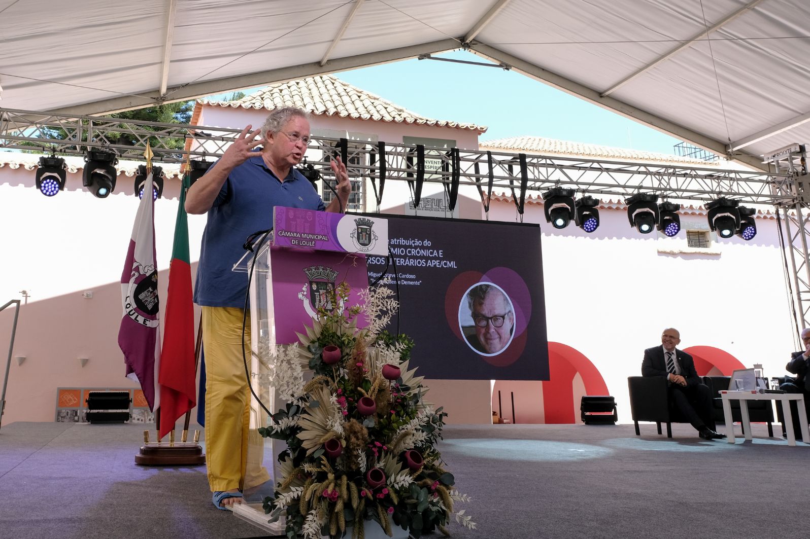 Miguel Esteves Cardoso feliz por receber em Loulé primeiro prémio de uma grande carreira