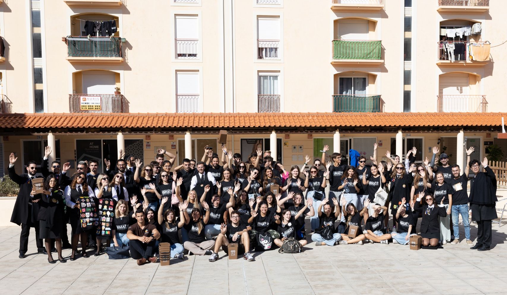 Mais de uma centena de estudantes entregaram baldes à população para a separação de restos de comida