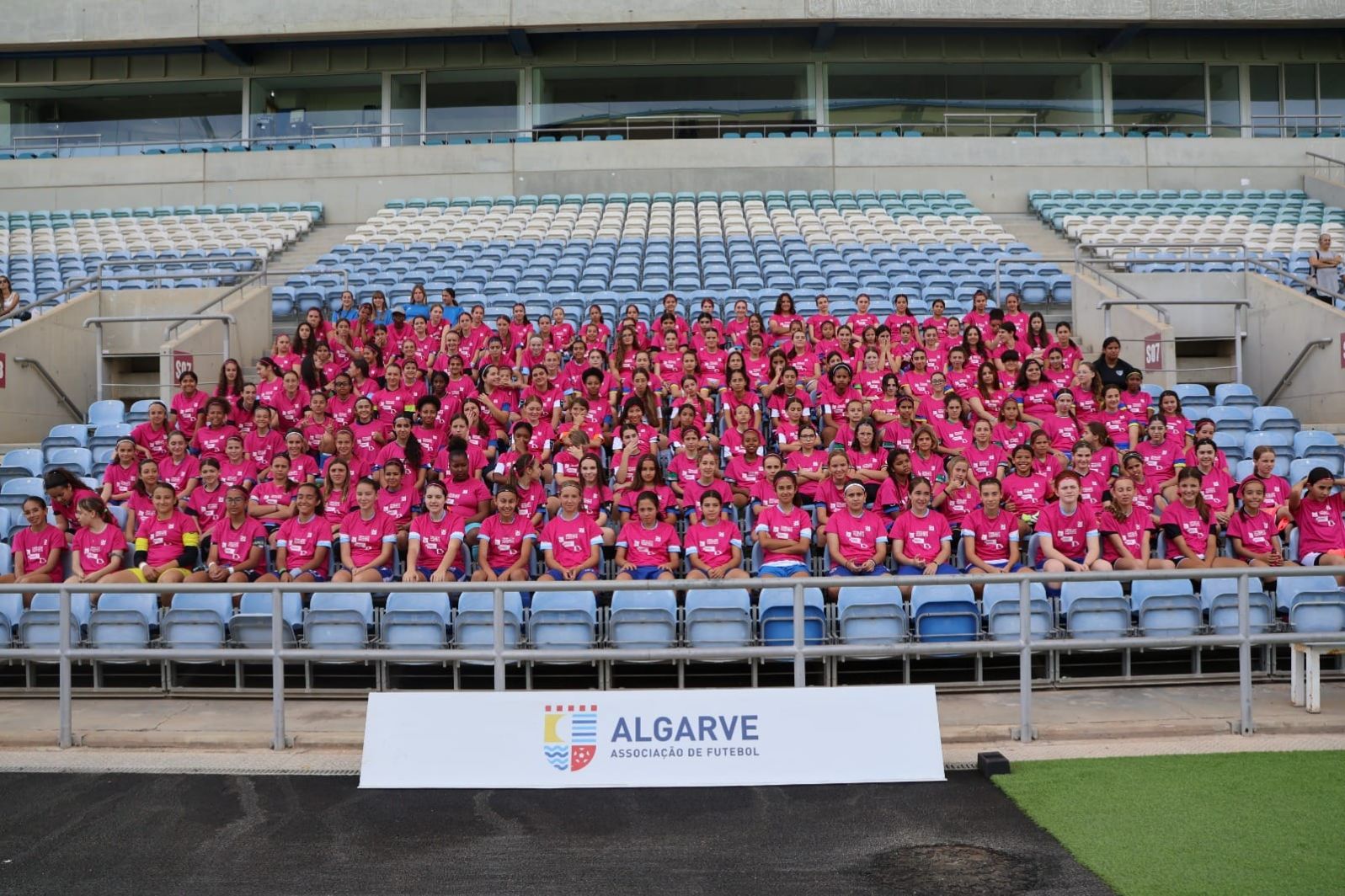 Festa do Futebol Feminino junta cerca de 200 atletas no Estádio Algarve
