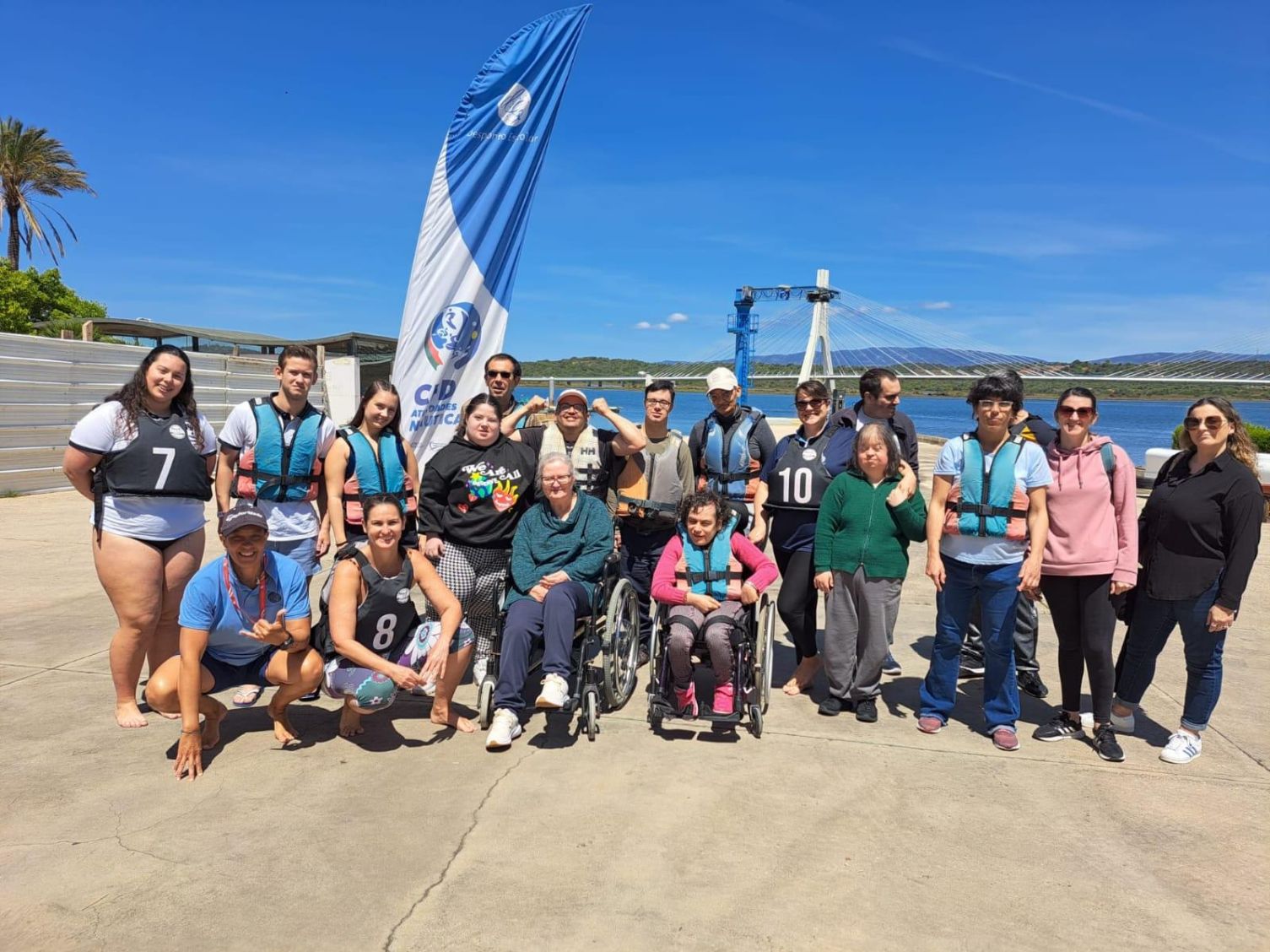 Estudantes de Fisioterapia do Instituto Piaget de Silves participam em atividade de canoagem adaptada