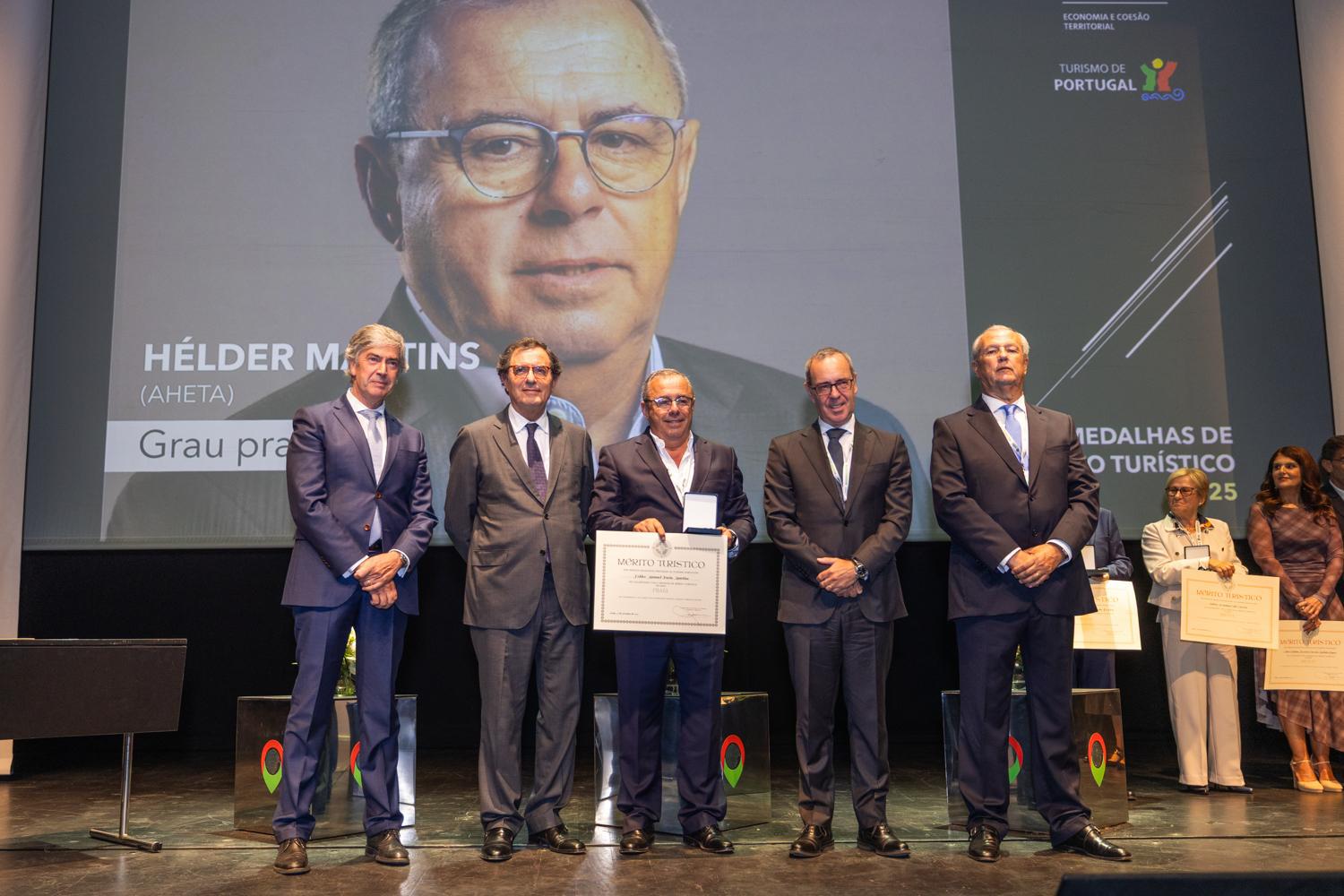 Hélder Martins homenageado pelo Governo com Medalha de Mérito Turístico