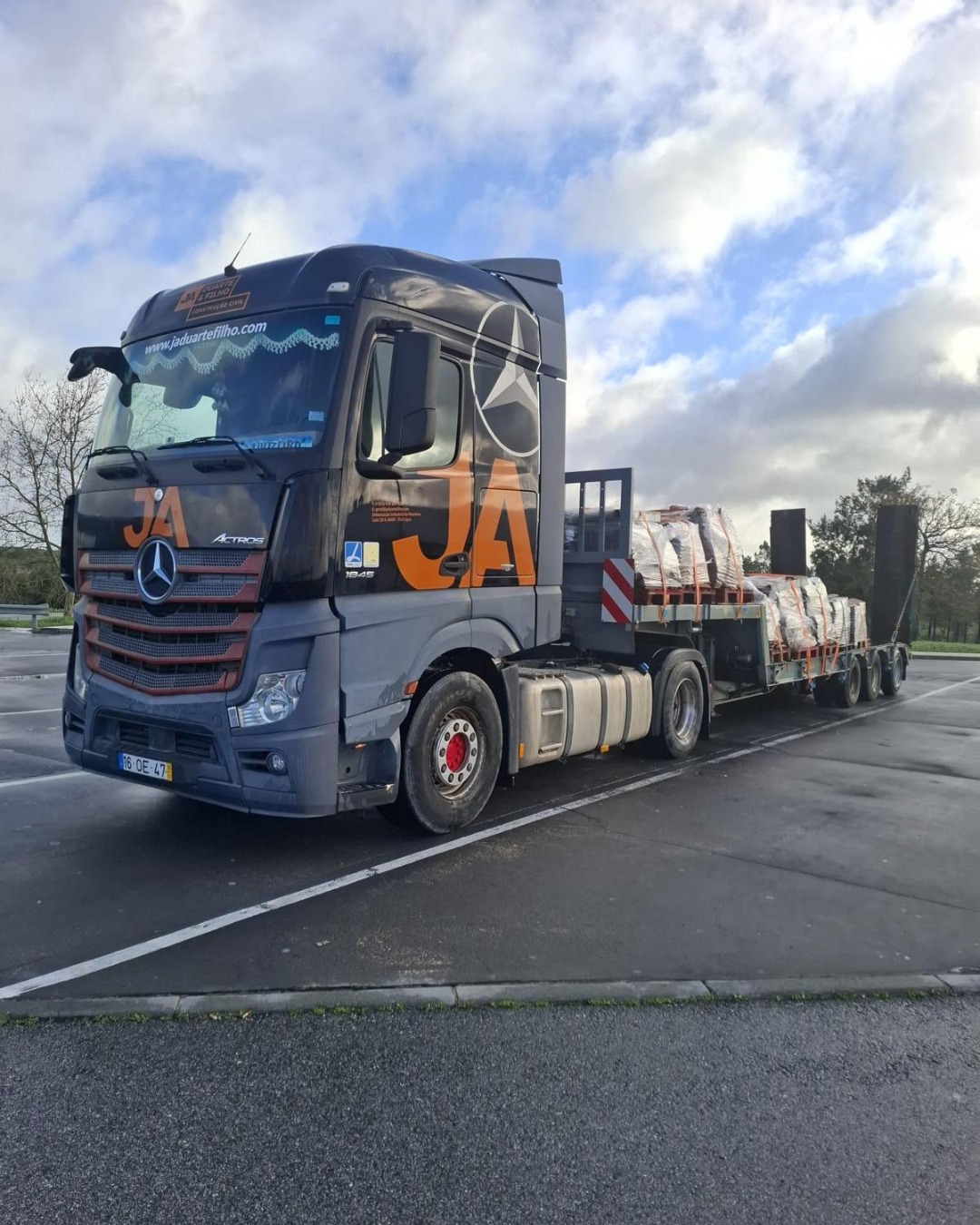 Lagos procedeu à entrega de telhas nas zonas de Pombal e Leiria contribuindo para a reconstrução das habitações afectadas pelas tempestades