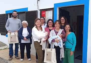 Freguesia de Budens entrega primeiros Kits de Bebé feitos pela comunidade