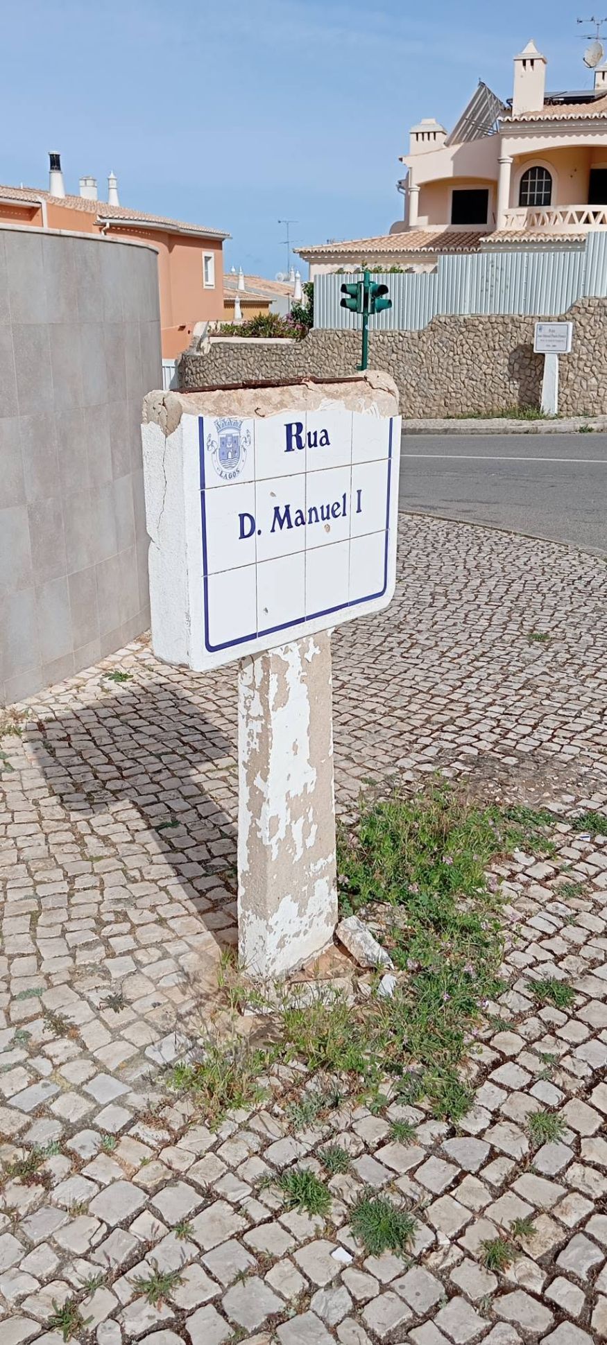 PSD de Lagos critica o estado de degradação de Placas Toponímicas