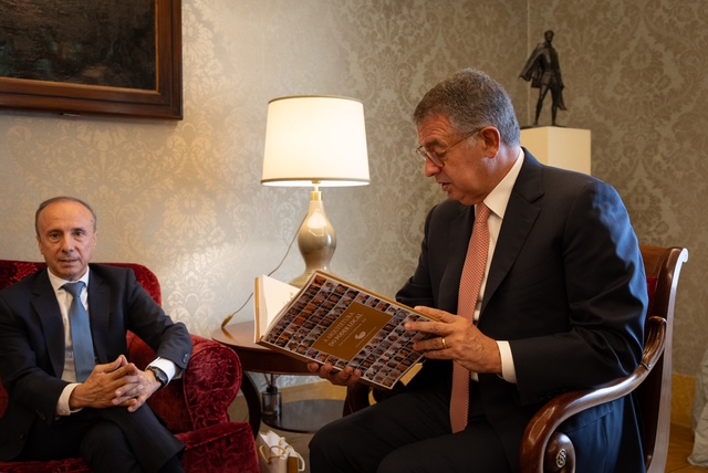 ANAM entrega ao Presidente da República livro que reúne contributos para o futuro do Poder Local