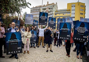 Milhares de pessoas respondem ao apelo de um minuto de barulho contra a violência doméstica