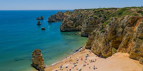 Irlandeses elegem o algarve como “melhor destino de verão 2020”