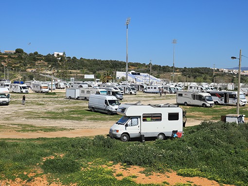 Campistas e caravanistas têm até ao final da semana que abandonar os parques e áreas de serviço